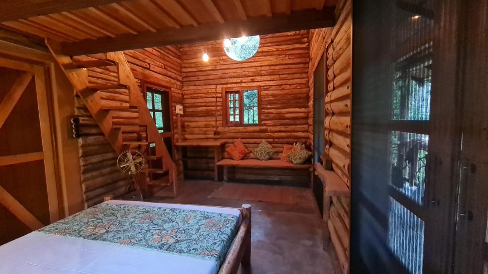Aya Natural Udumbanshola Bagian luar foto