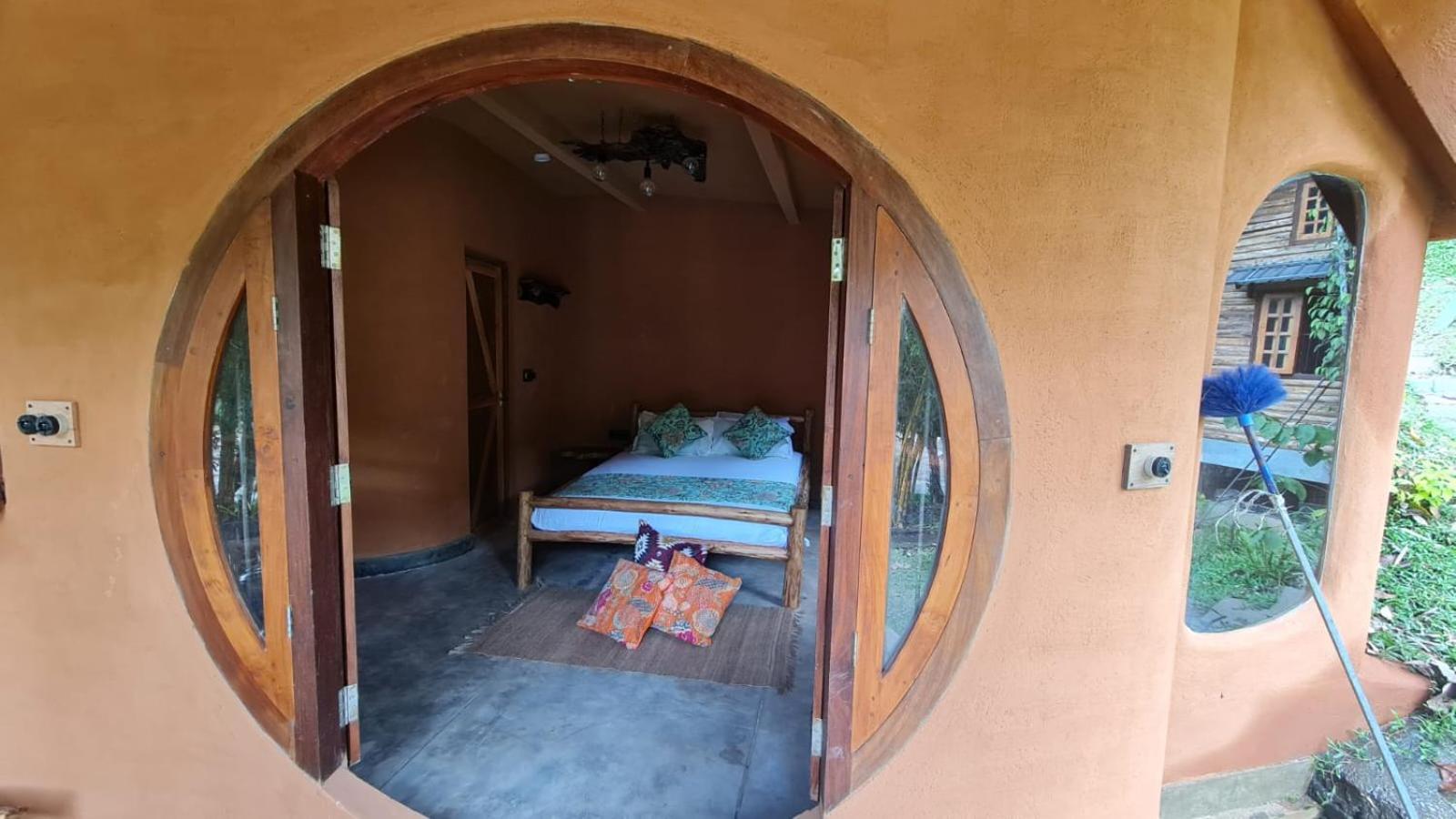 Aya Natural Udumbanshola Bagian luar foto