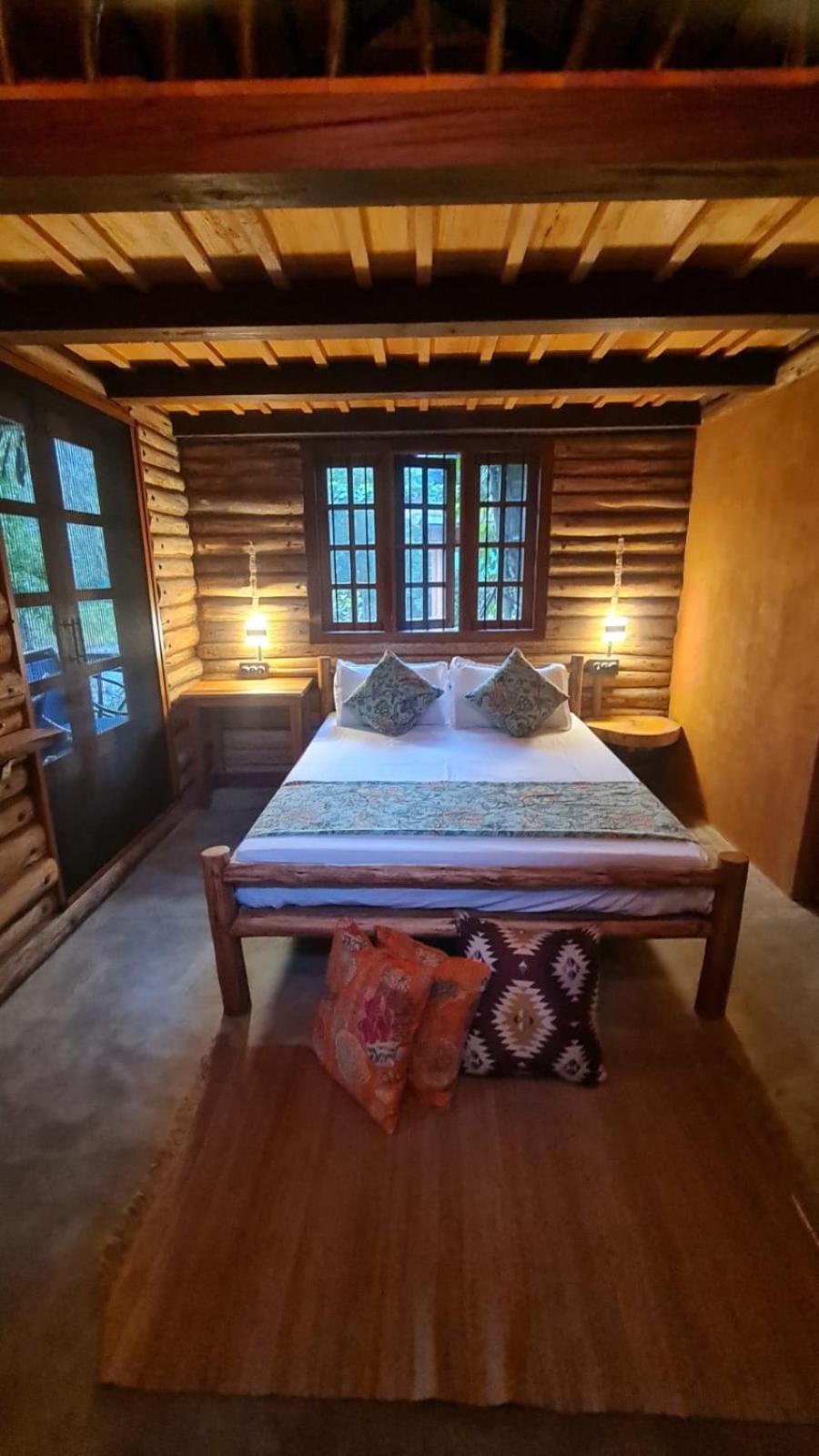 Aya Natural Udumbanshola Bagian luar foto