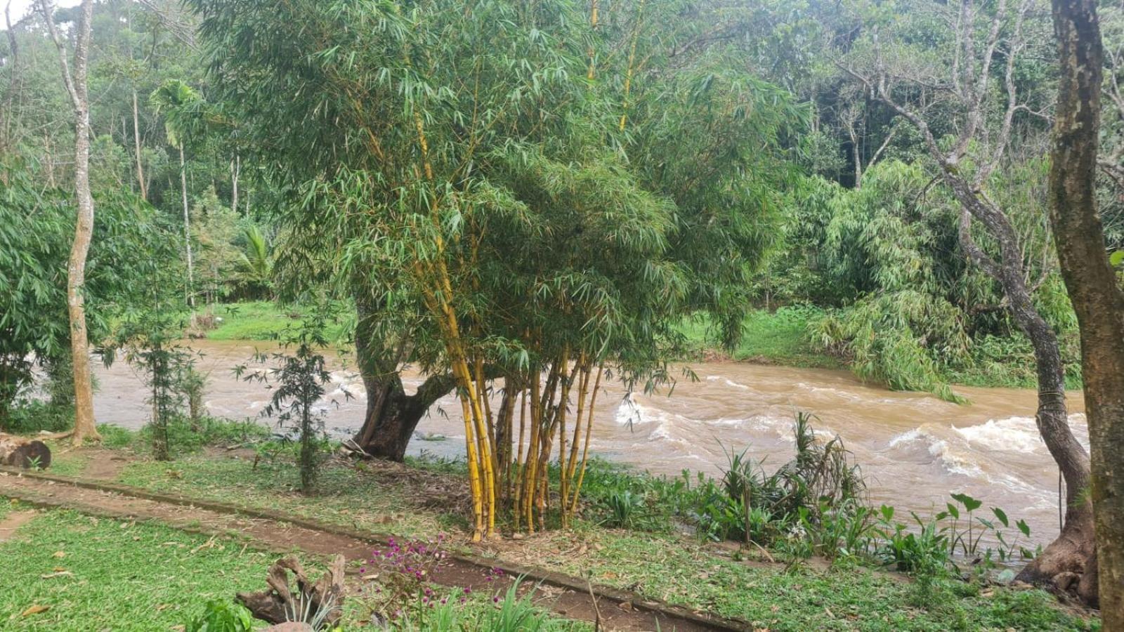 Aya Natural Udumbanshola Bagian luar foto